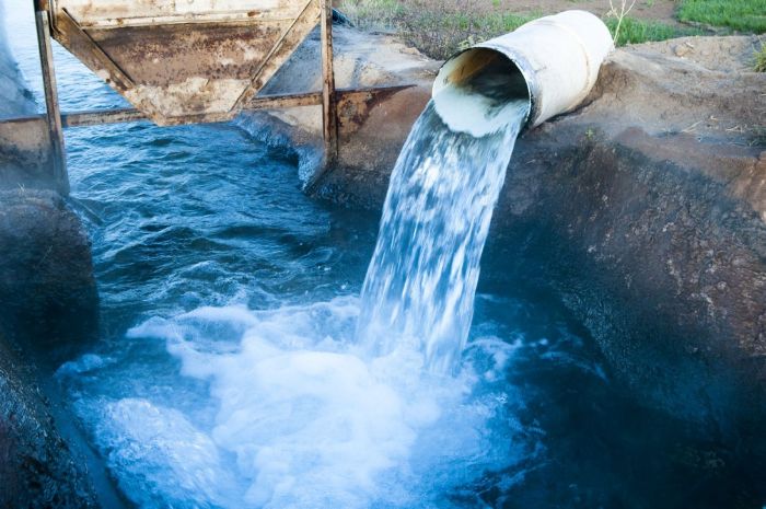 The water flowing through a 1.9cm pipe